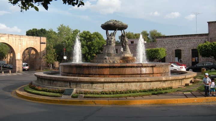 Quién fue el creador del agua colonial