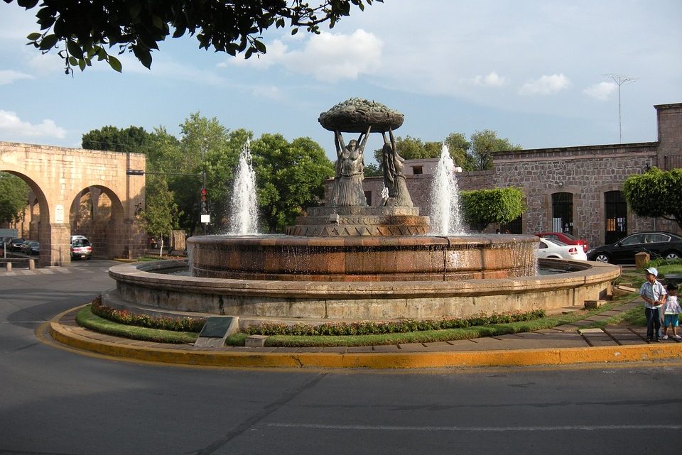 Quién fue el creador del agua colonial