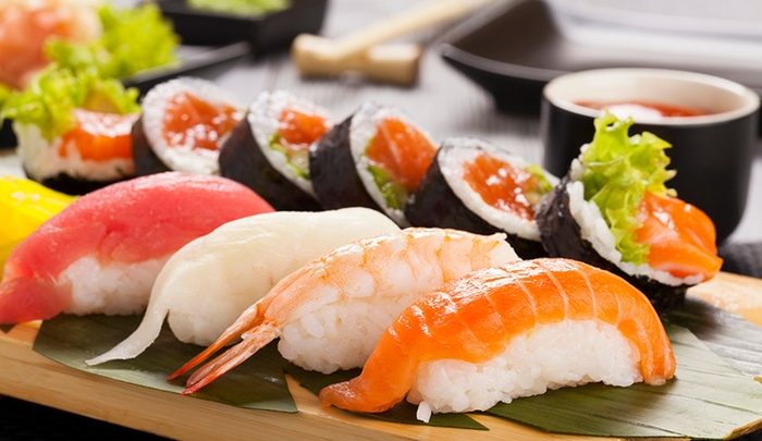 ¿Cómo debe comerse el sushi?