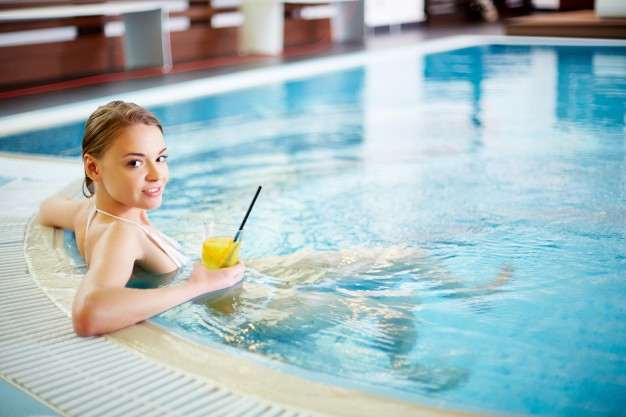 ¿Cuáles son las consecuencias de orinar en la piscina?